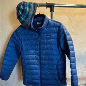 Patagonia Blue Puffer Jacket with Striped Beanie xl